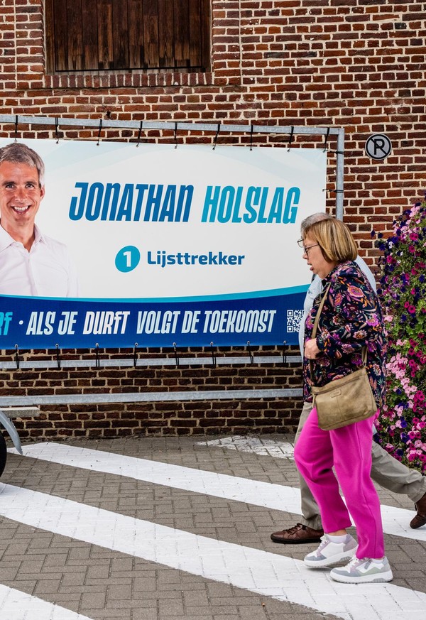 Jonathan Holslag attire les électeurs de Tirlemont avec "Dare" : "Suivez toujours votre boussole intérieure".